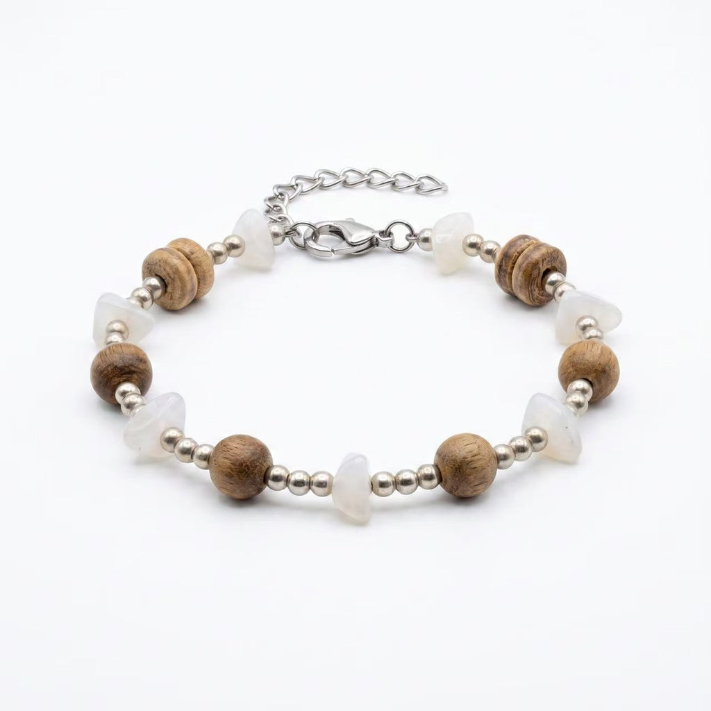 A graceful blend of natural agarwood and luminous moonstone.