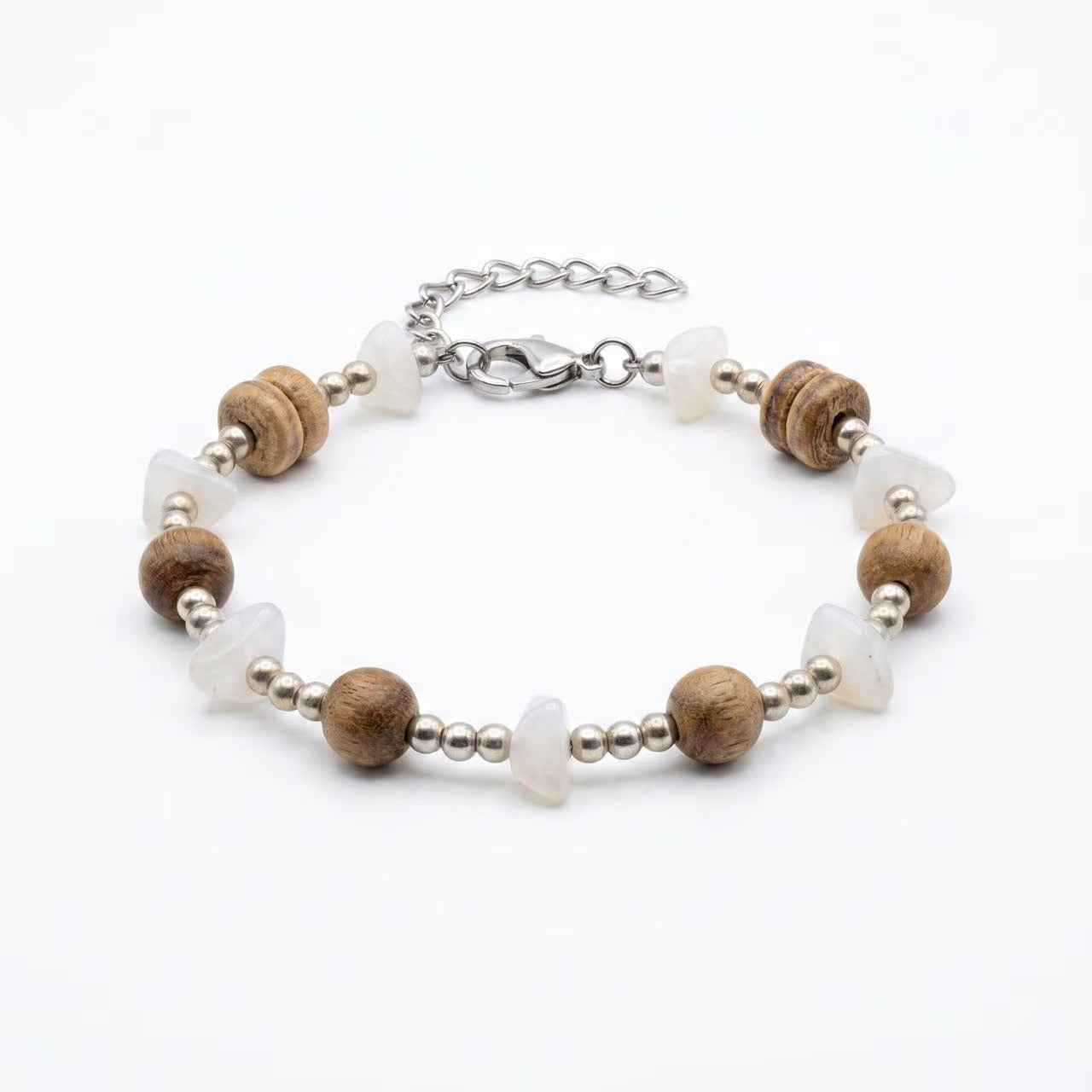 A graceful blend of natural agarwood and luminous moonstone.
