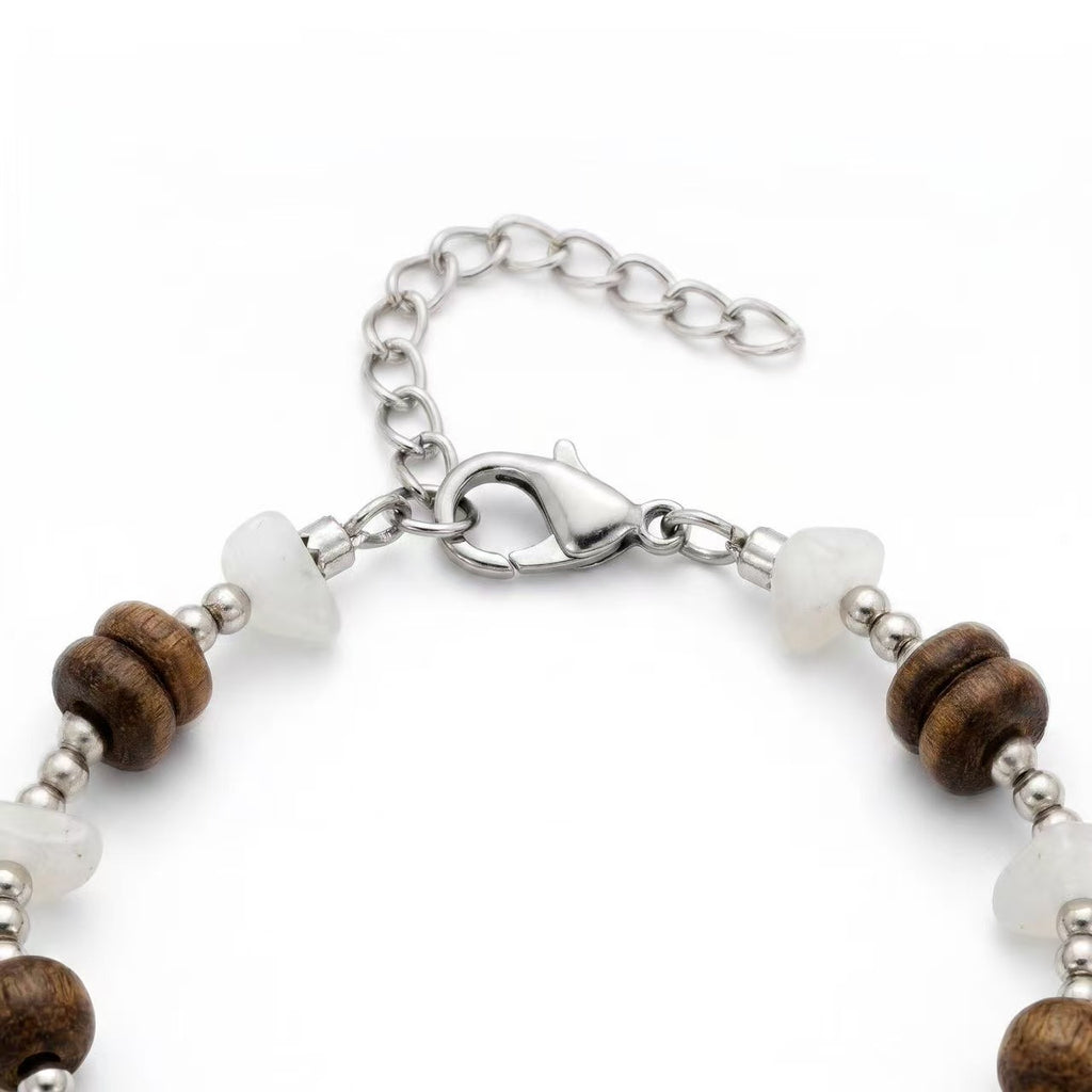 A graceful blend of natural agarwood and luminous moonstone.